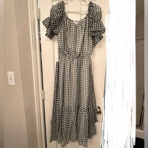 Black and white gingham puff sleeve midi dress